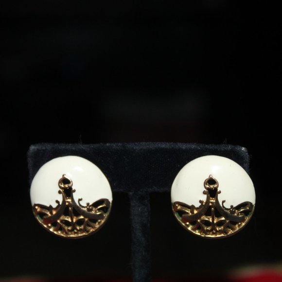 Vintage Gold Tone Filigree Bracelet with matching earrings  (Monet) - Picture 5 of 12